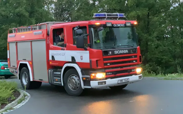 FOTO: Bouřky opět zaměstnaly hasiče. Vyjížděli k popadaným stromům i utrženým drátům vysokého napětí
