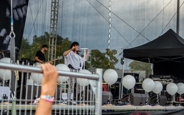 FOTOGALERIE: Létofest letos přilákal davy lidí, neodradily je ani bouřkové mraky a občasný déšť