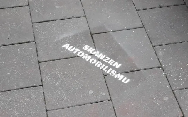 FOTO: Opoziční politici posprejovali chodník. Podle policie jim hrozí až rok za mřížemi