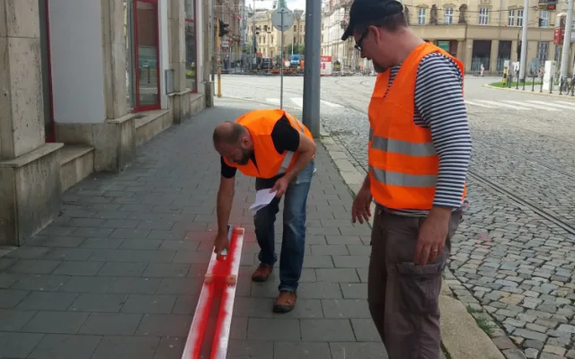 FOTO: Opoziční politici posprejovali chodník. Podle policie jim hrozí až rok za mřížemi