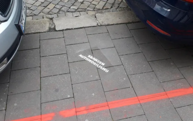 FOTO: Opoziční politici posprejovali chodník. Podle policie jim hrozí až rok za mřížemi