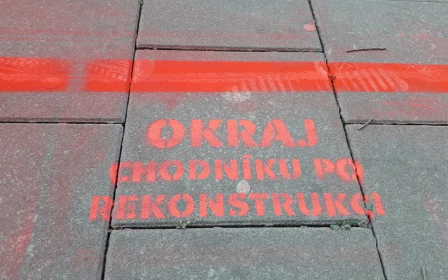FOTO: Opoziční politici posprejovali chodník. Podle policie jim hrozí až rok za mřížemi