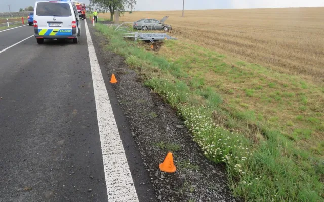 FOTO: Řidička se nevěnovala řízení, stahovala okénko a skončila v poli