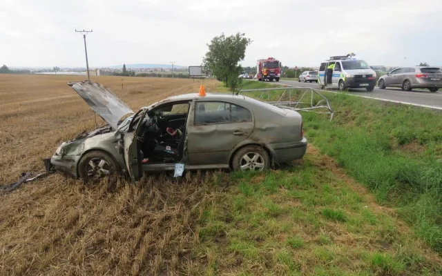 FOTO: Řidička se nevěnovala řízení, stahovala okénko a skončila v poli