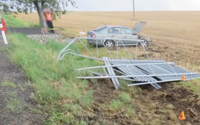 FOTO: Řidička se nevěnovala řízení, stahovala okénko a skončila v poli