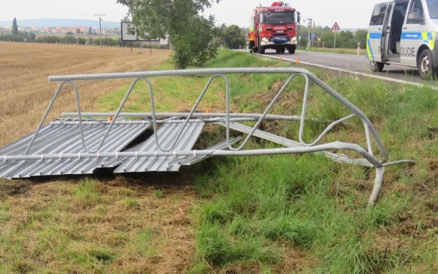 FOTO: Řidička se nevěnovala řízení, stahovala okénko a skončila v poli