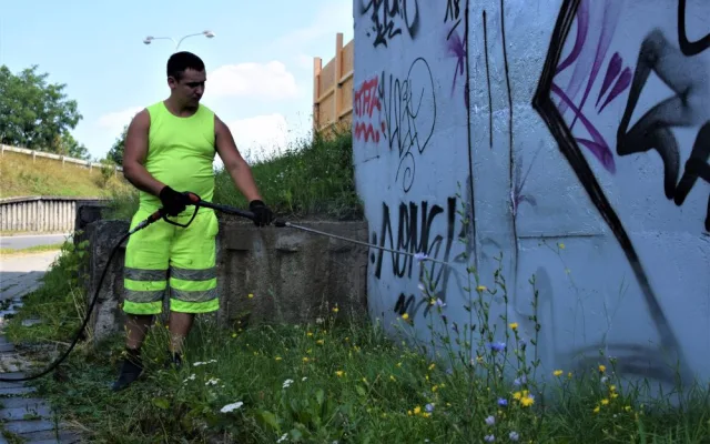 FOTO/VIDEO: Čistič Karlova mostu dnes v Olomouci představil technologii odstraňování graffiti