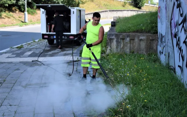 FOTO/VIDEO: Čistič Karlova mostu dnes v Olomouci představil technologii odstraňování graffiti