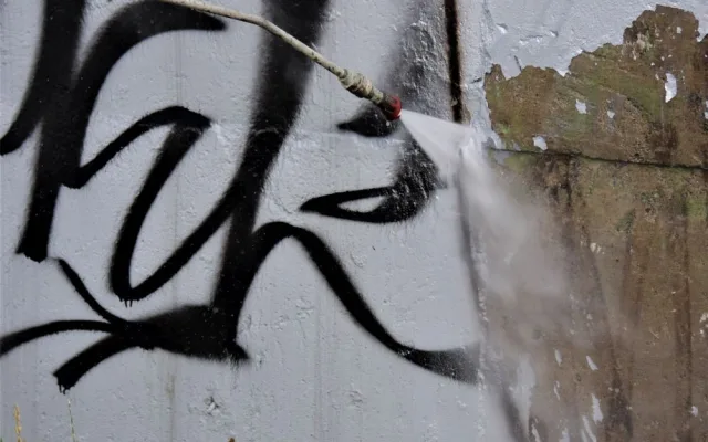 FOTO/VIDEO: Čistič Karlova mostu dnes v Olomouci představil technologii odstraňování graffiti