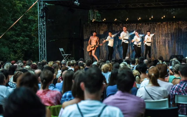 Olomoucké „nejen“ shakespearovské léto je tady. Nabídne Anetu Langerovou, komedie i nové stand-upy