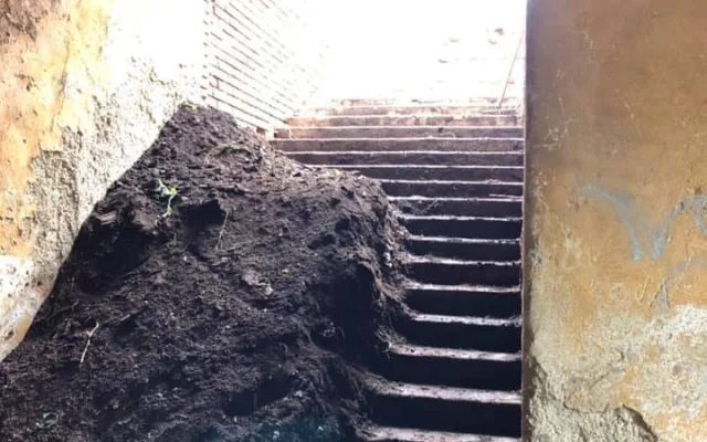 FOTO: Dobrovolníci o víkendu po letech odhalili schody Cikánské branky, byly ukryty pod vrstvou kompostu a odpadků