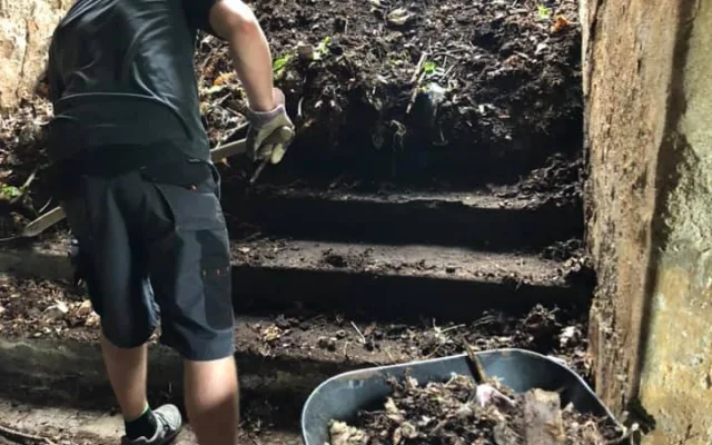 FOTO: Dobrovolníci o víkendu po letech odhalili schody Cikánské branky, byly ukryty pod vrstvou kompostu a odpadků