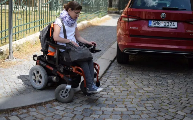 Jak se žije v Olomouci lidem na invalidním vozíku? Projeli jsme město se Zdeňkou Vyoralovou
