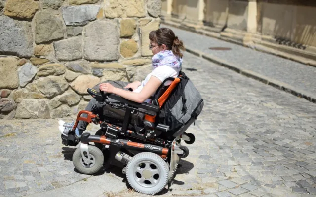 Jak se žije v Olomouci lidem na invalidním vozíku? Projeli jsme město se Zdeňkou Vyoralovou