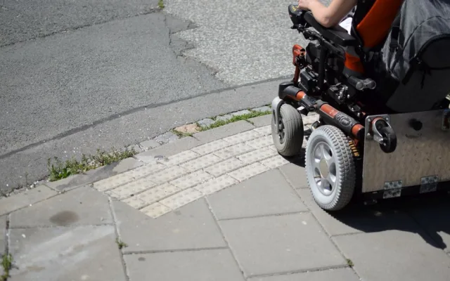 Jak se žije v Olomouci lidem na invalidním vozíku? Projeli jsme město se Zdeňkou Vyoralovou