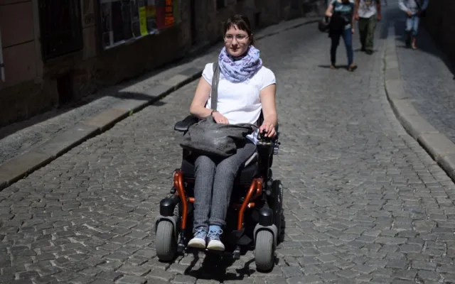 Jak se žije v Olomouci lidem na invalidním vozíku? Projeli jsme město se Zdeňkou Vyoralovou