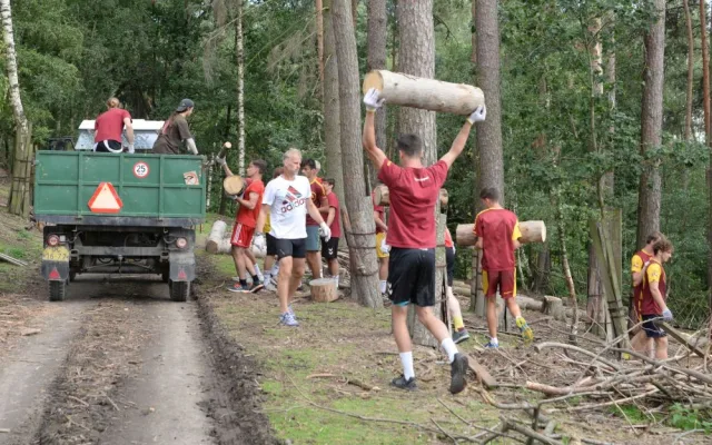 FOTO: Házenkáři pražské Dukly pomohli uklidit olomouckou zoo. Šlo o součást soustředění