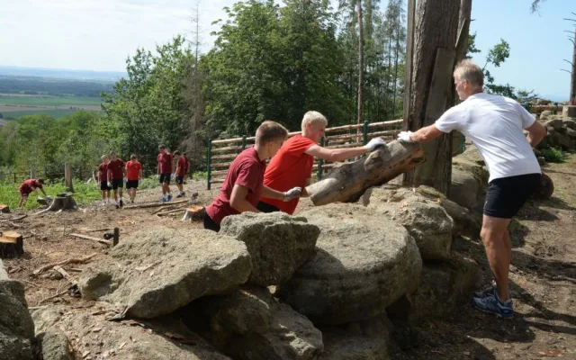 FOTO: Házenkáři pražské Dukly pomohli uklidit olomouckou zoo. Šlo o součást soustředění