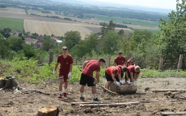 FOTO: Házenkáři pražské Dukly pomohli uklidit olomouckou zoo. Šlo o součást soustředění