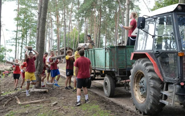FOTO: Házenkáři pražské Dukly pomohli uklidit olomouckou zoo. Šlo o součást soustředění