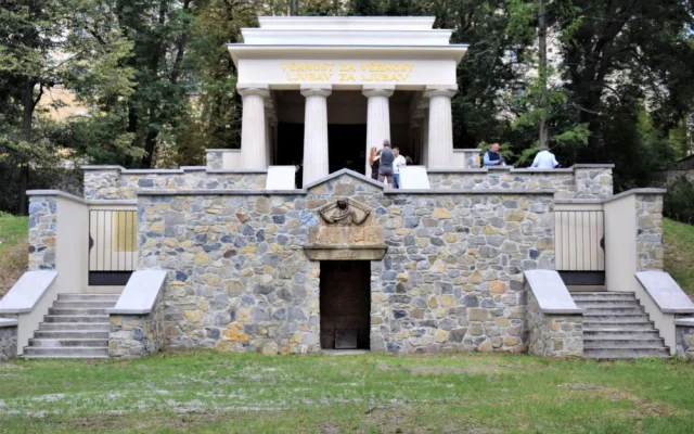 FOTO/VIDEO: Mauzoleum v Bezručových sadech má za sebou druhou etapu rekonstrukce