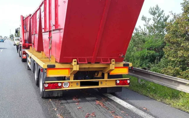 AKTUÁLNĚ: Na dálnici se vysypal náklad z kafilerie. Vytvořil vrstvu dlouhou padesát metrů