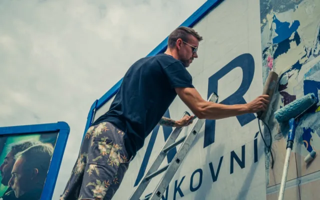 FOTO: Je to hlavně o rychlosti a přesnosti. Strávili jsme den v Olomouci s lepičem billboardů