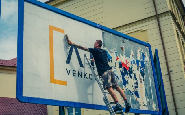 FOTO: Je to hlavně o rychlosti a přesnosti. Strávili jsme den v Olomouci s lepičem billboardů