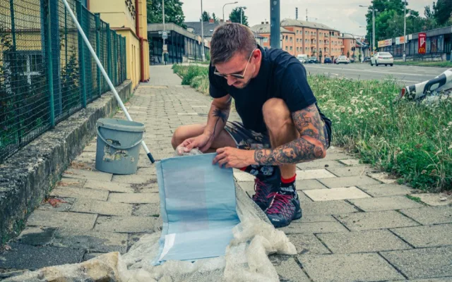 FOTO: Je to hlavně o rychlosti a přesnosti. Strávili jsme den v Olomouci s lepičem billboardů