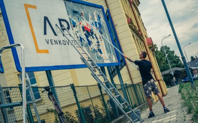 FOTO: Je to hlavně o rychlosti a přesnosti. Strávili jsme den v Olomouci s lepičem billboardů