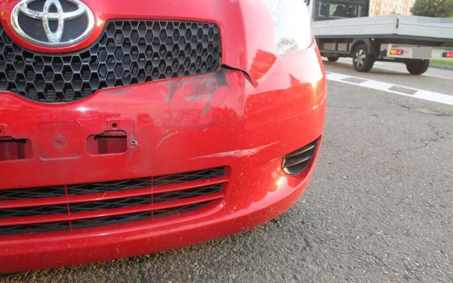 FOTO: Řidička na Velkomoravské ulici srazila při odbočování motorkáře. Je zraněný