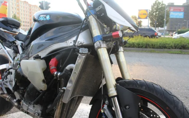 FOTO: Řidička na Velkomoravské ulici srazila při odbočování motorkáře. Je zraněný