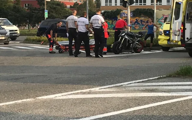 FOTO: Řidička na Velkomoravské ulici srazila při odbočování motorkáře. Je zraněný