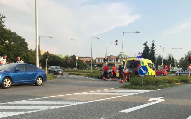 FOTO: Řidička na Velkomoravské ulici srazila při odbočování motorkáře. Je zraněný