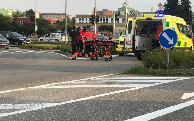 FOTO: Řidička na Velkomoravské ulici srazila při odbočování motorkáře. Je zraněný
