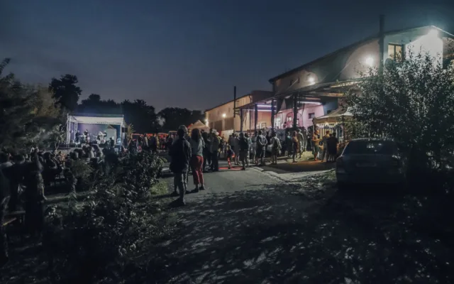 Olomoucký festival Řeka má duši přilákal stovky lidí. Ti se v noci plavili na raftech po Moravě