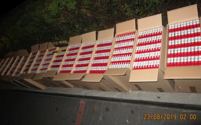 FOTO: Olomoučtí celníci našli v osobním autě 150 tisíc pašovaných cigaret. Řidičce hrozí tři roky vězení