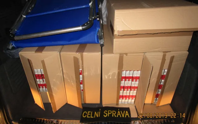 FOTO: Olomoučtí celníci našli v osobním autě 150 tisíc pašovaných cigaret. Řidičce hrozí tři roky vězení