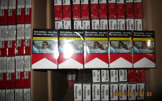 FOTO: Olomoučtí celníci našli v osobním autě 150 tisíc pašovaných cigaret. Řidičce hrozí tři roky vězení