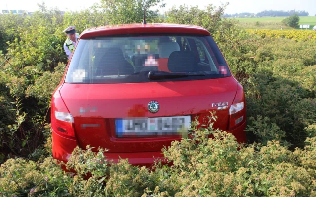 FOTO: Opilý muž nezvládl řízení. Fabia skončila uprostřed kruhového objezdu u Globusu