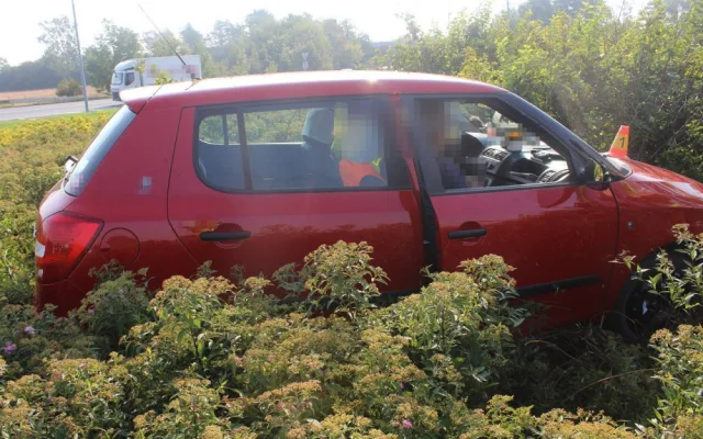 FOTO: Opilý muž nezvládl řízení. Fabia skončila uprostřed kruhového objezdu u Globusu