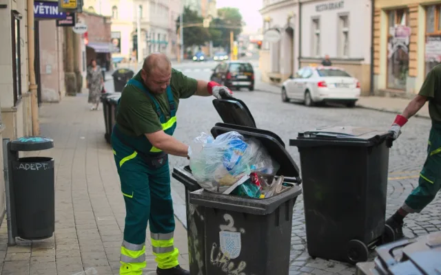 Den s popelářem: V popelnici najdeme mobil, ale i bezdomovce. V Olomouci posbíráme sto tun odpadu denně