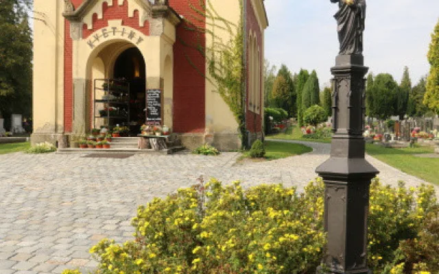FOTO: Na olomouckém hřbitově je nová socha Ježíše, pietní místo a dlážděná cesta