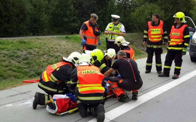 FOTO: Na dálnici u Daskabátu došlo k vážné dopravní nehodě kamionu a osobáku. Zraněnou osobu museli vyprostit