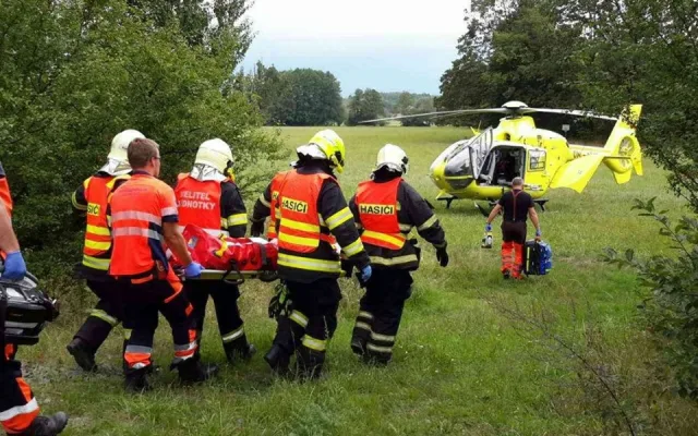 FOTO: Na dálnici u Daskabátu došlo k vážné dopravní nehodě kamionu a osobáku. Zraněnou osobu museli vyprostit