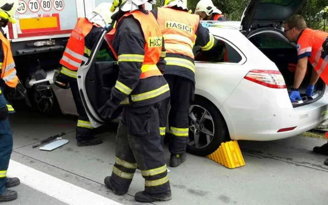 FOTO: Na dálnici u Daskabátu došlo k vážné dopravní nehodě kamionu a osobáku. Zraněnou osobu museli vyprostit