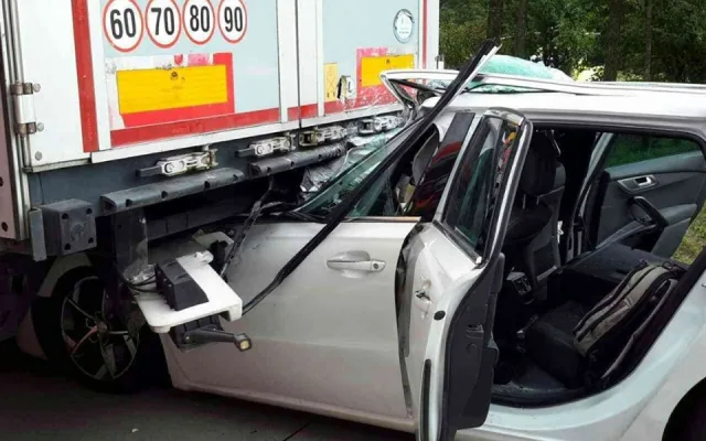FOTO: Na dálnici u Daskabátu došlo k vážné dopravní nehodě kamionu a osobáku. Zraněnou osobu museli vyprostit