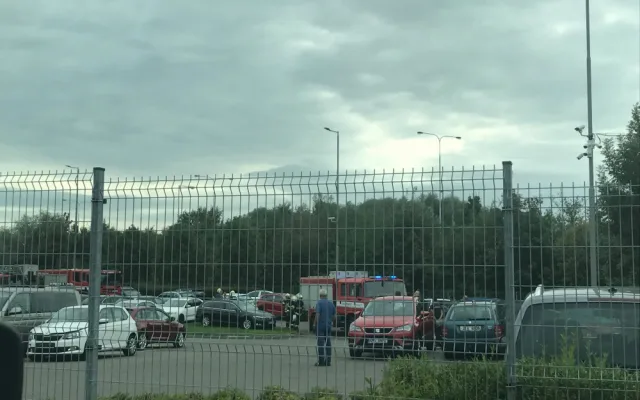 AKTUALIZOVÁNO: Na střeše Porsche Olomouc vzplála ventilace, muselo být evakuováno 39 lidí