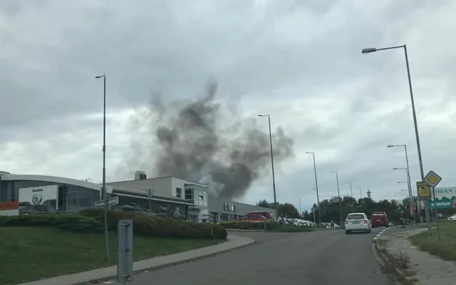 AKTUALIZOVÁNO: Na střeše Porsche Olomouc vzplála ventilace, muselo být evakuováno 39 lidí