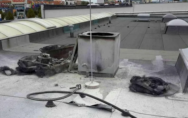 AKTUALIZOVÁNO: Na střeše Porsche Olomouc vzplála ventilace, muselo být evakuováno 39 lidí